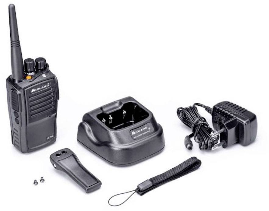 Ein Funkgerät mit Antenne, Ladegerät, Netzadapter und Zubehör wie Gürtelclip und Trageschlaufe auf weißem Hintergrund.