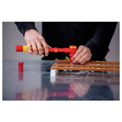 Person, die ein isoliertes Werkzeug an einer elektrischen Komponente verwendet und dabei die Sicherheit während Wartung oder Montage gewährleistet.