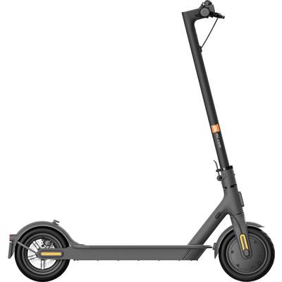 Ein elektrischer Scooter in schwarzer Farbe mit orangem Emblem am Lenker. Seitenansicht, ohne Fahrer, auf weißem Hintergrund.