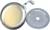 Zwei metallische Druckknopfkomponenten, eine runde Kappe und eine Scheibe mit Loch in der Mitte, auf weißem Hintergrund.