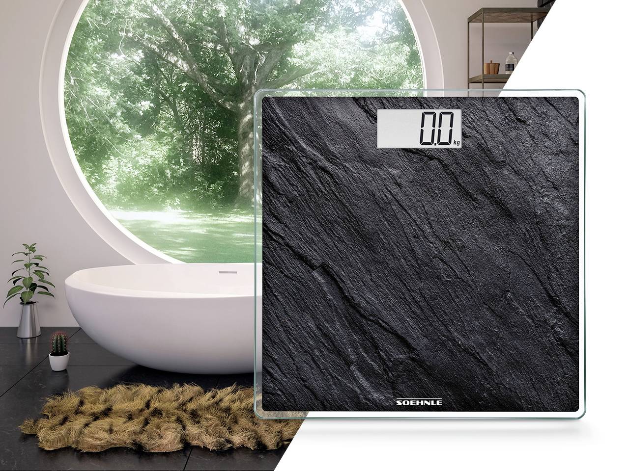 Eine digitale Personenwaage mit Naturstein-Optik, steht in einem modernen Bad mit ovaler freistehender Badewanne und großem Rundfenster.