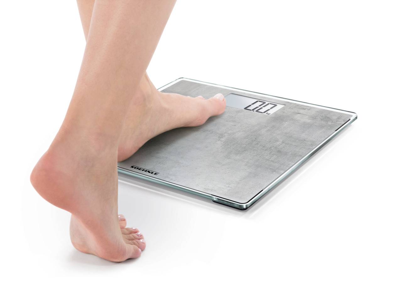 Person betritt eine digitale Personenwaage, zeigt Gewicht in Kilogramm an. Waage hat ein einfaches, modernes Design.