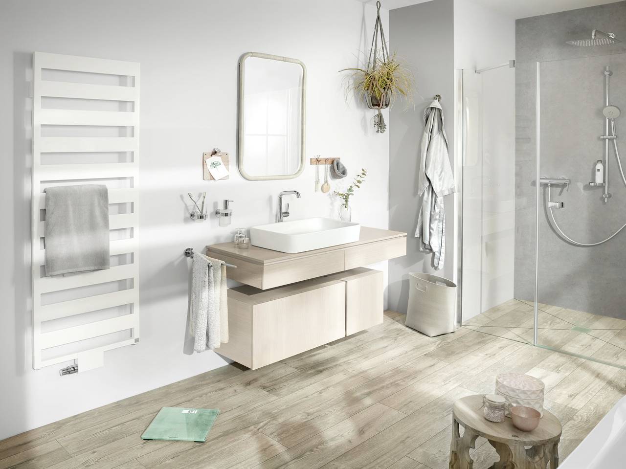 Modernes Badezimmer mit Waschtisch, Spiegel und Dusche. Helle Holzmöbel und Glasdusche schaffen eine offene, stilvolle Atmosphäre.