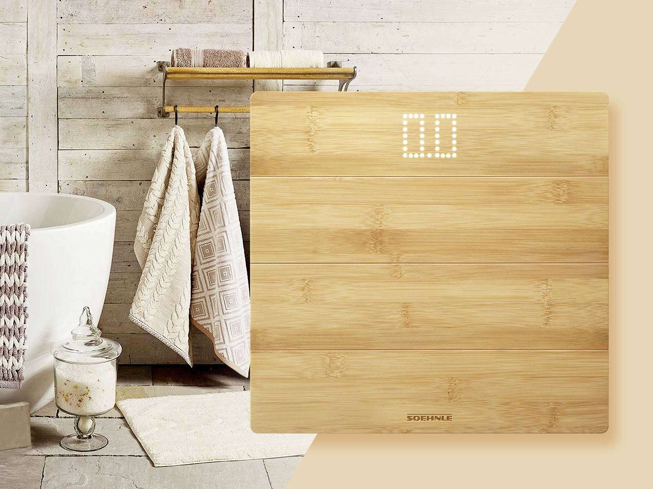Eine digitale Waage aus Holz neben Handtüchern im Badezimmer, zeigt '00' an. Rustikale Dekoration mit Toilettenartikeln auf Holzregalen.
