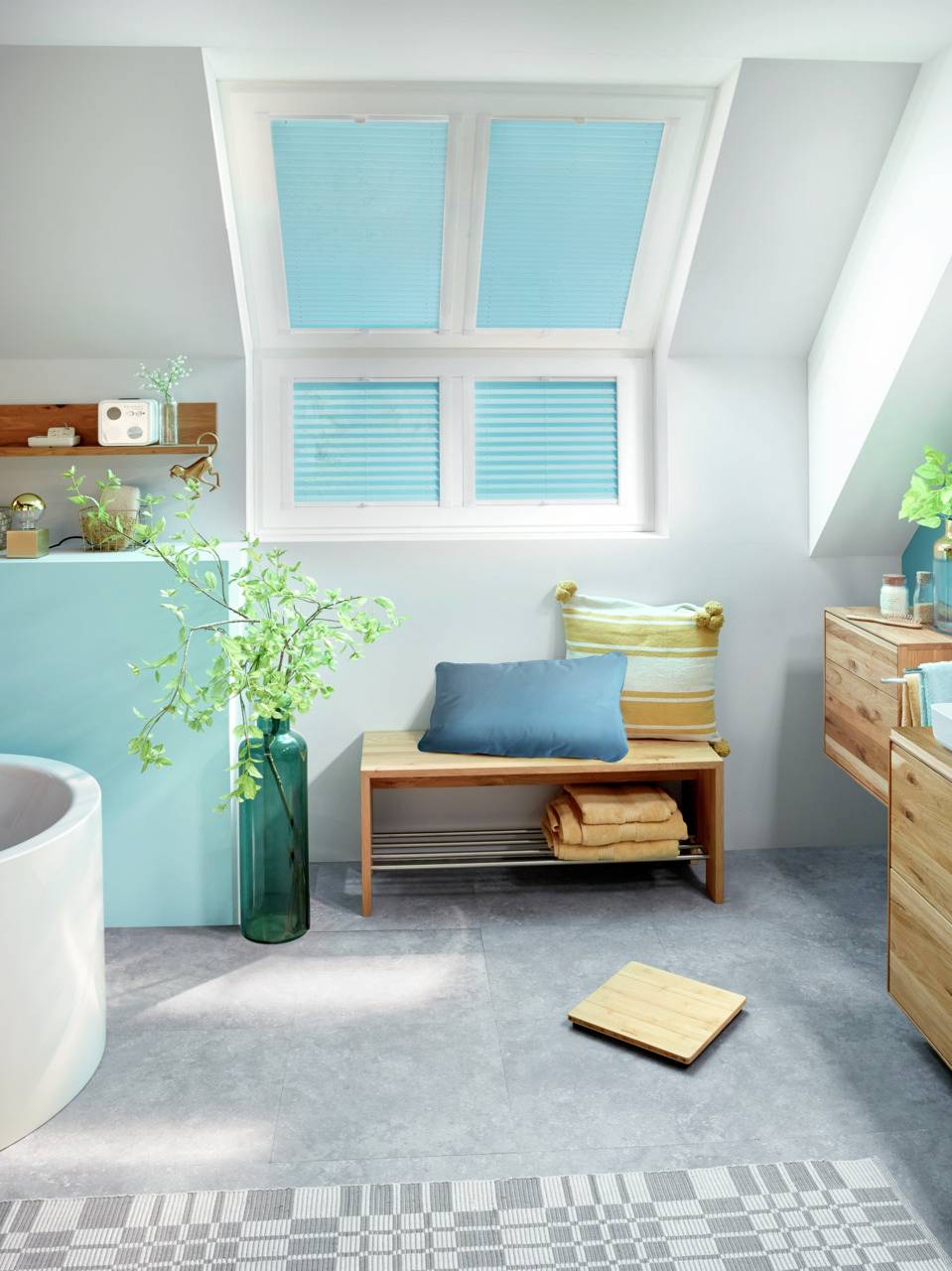 Helles Badezimmer mit Dachfenster, das in türkisem Blau strahlt, Holzmöbel und Pflanzen sorgen für eine frische, natürliche Atmosphäre.