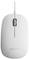 Eine weiße Computermaus mit zwei Tasten und einem Scrollrad, Kabel angeschlossen, auf einer ebenen Oberfläche liegend.