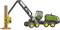 Ein Modell-Harvester mit sechs Rädern hebt einen Baumstamm auf. Der Harvester ist grün mit gelben Rädern und einem gelben Greifer.