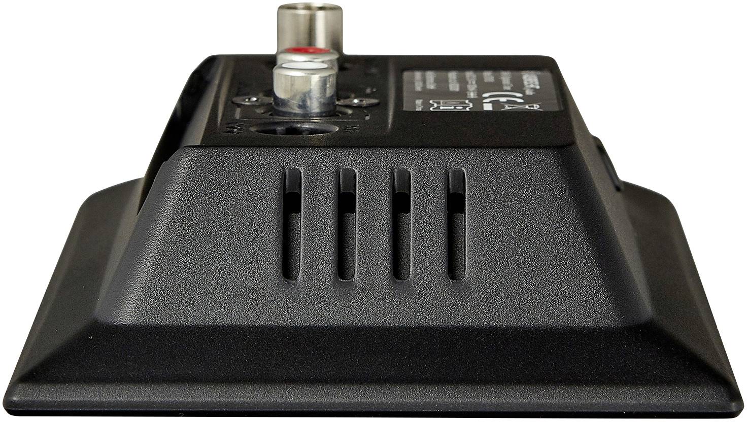 Schwarze elektronische Komponente mit Lüftungsschlitzen und zwei silbernen Anschlüssen oben sichtbar; möglicherweise ein Audioverstärker.