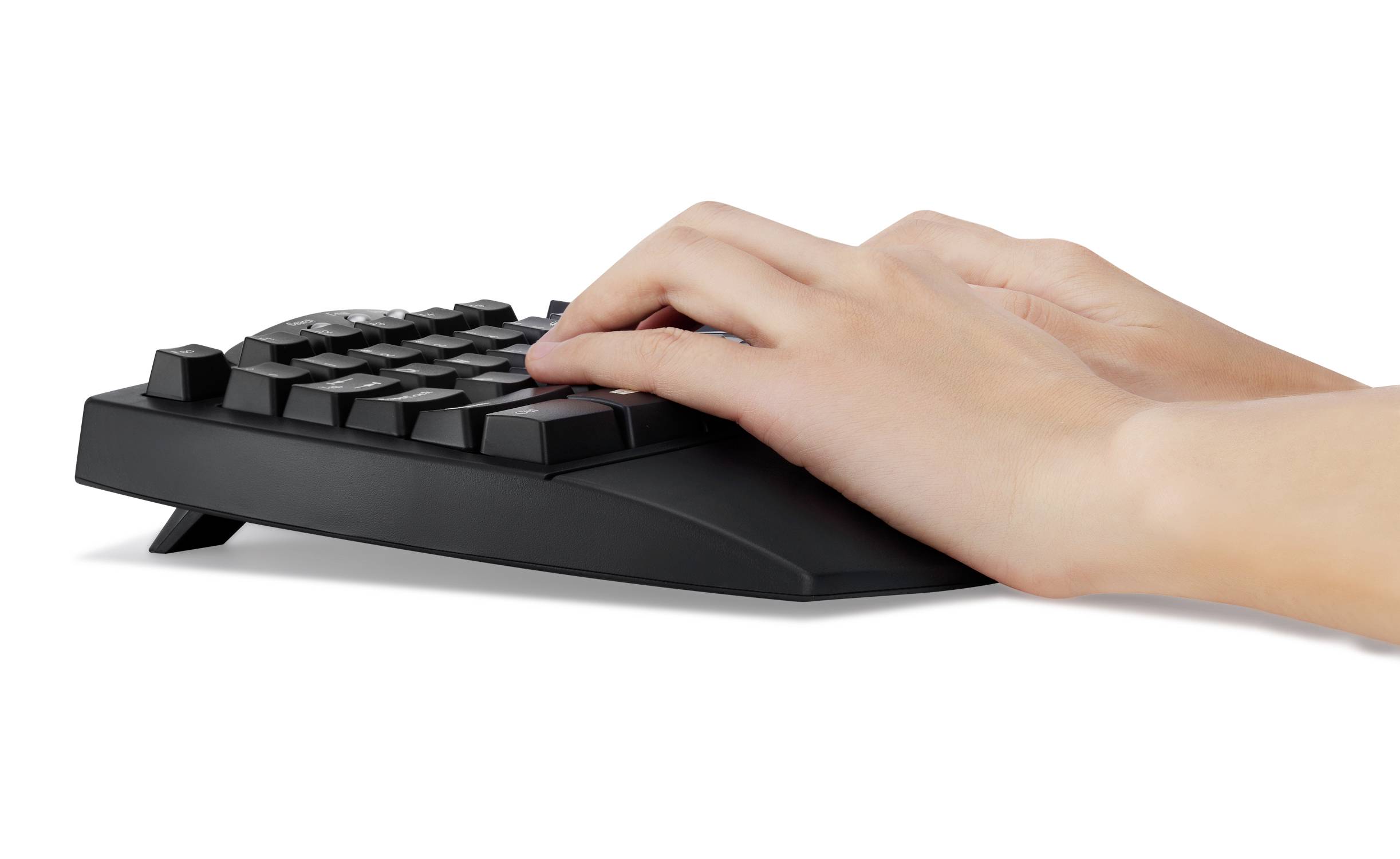 Zwei Hände tippen auf einer schwarzen Computer-Tastatur.