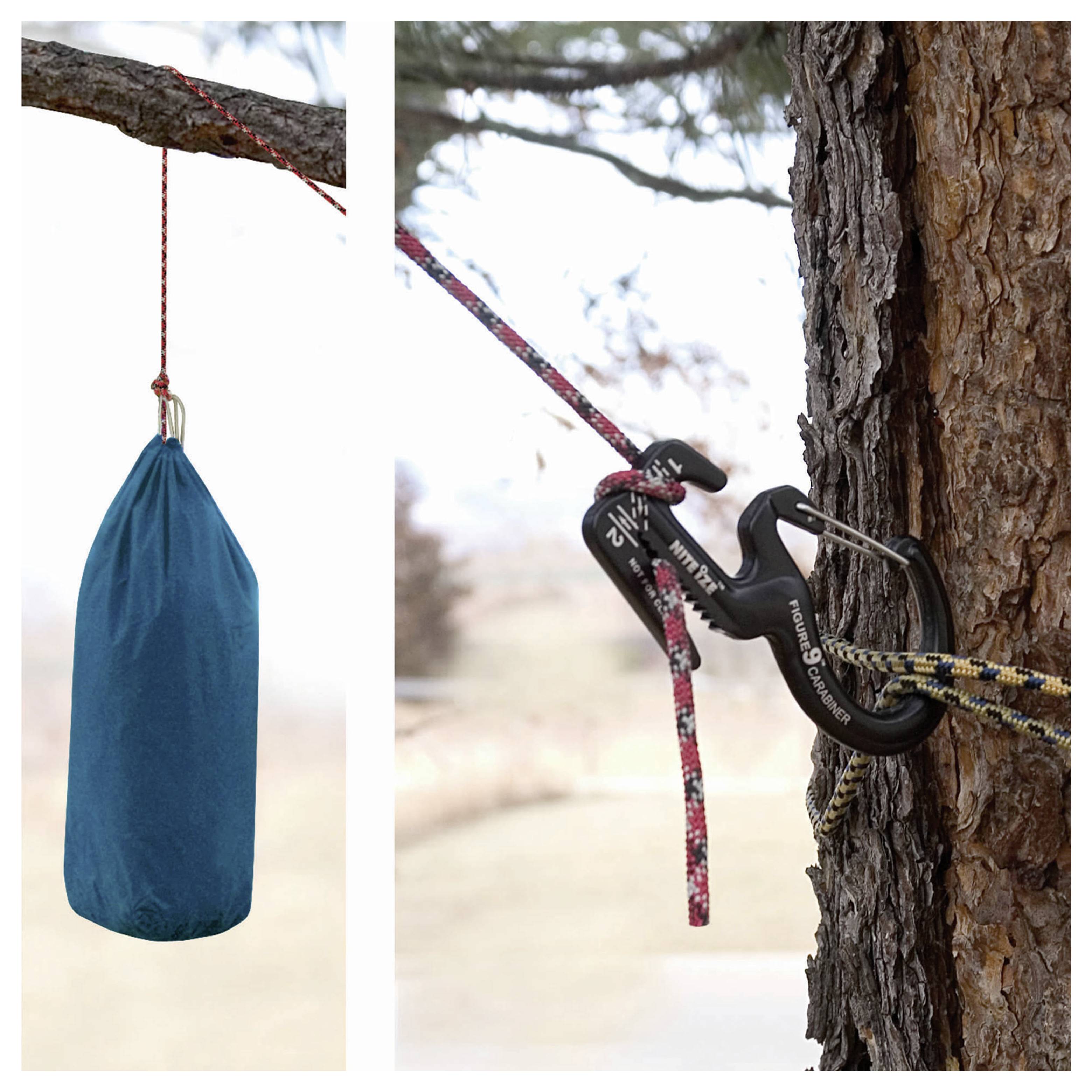 "Rok Hardware Zaun-Pfostenbaumhalterung" befestigt einen blauen hängenden Sack am Baum. Nahaufnahme des Seilmechanismus, der den Knoten und die Spannungsanordnung hervorhebt.