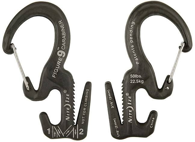 Zwei schwarze Karabiner mit Beschriftungen. Einer zeigt 'Figure 9 Carabiner', der andere '50lbs 22.5kg'. Geeignet für einfache Befestigungen.