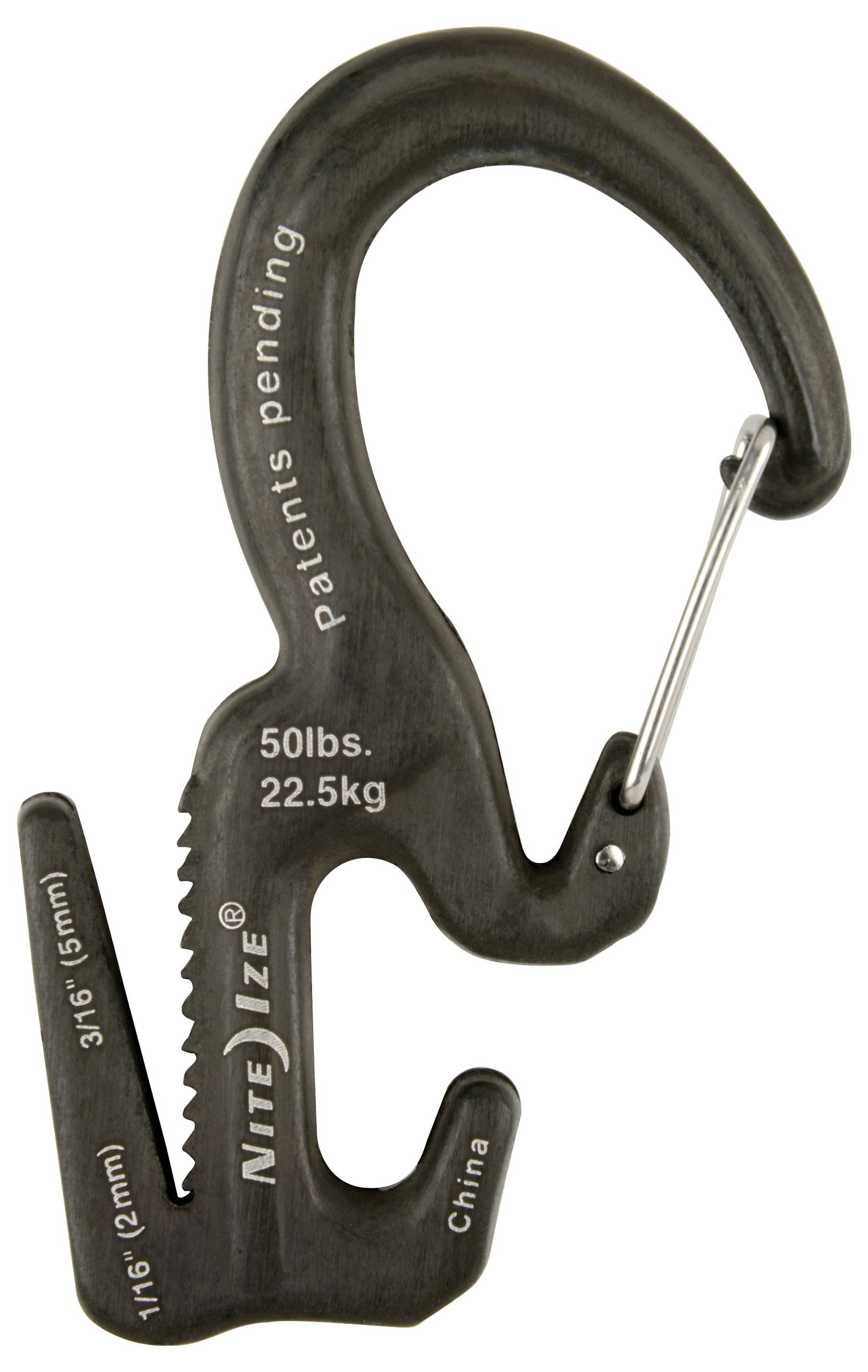 Ein schwarzer Nite Ize Ausrüstungshaken mit Karabinerdesign, gekennzeichnet mit einer Tragfähigkeit von 50 lbs (22,5 kg) und Abmessungen von 3/16" (5 mm) und 1/16" (2 mm).