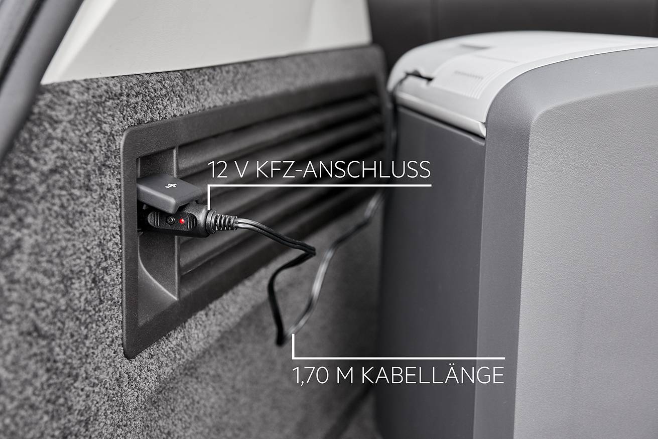 '12 V KFZ-Anschluss' mit Kühlschrank im Kofferraum eines Autos, verbunden durch ein 1,70 m langes Kabel.