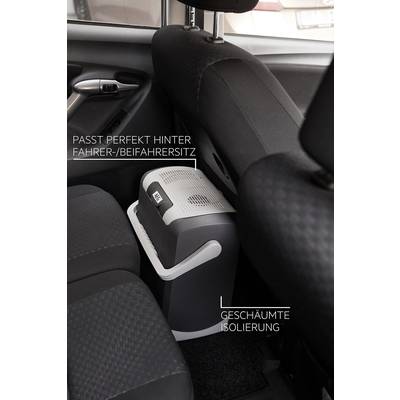 Eine tragbare Kühlbox steht hinter dem Fahrersitz eines Autos. Text: 'Passt perfekt hinter Fahrer-/Beifahrersitz', 'Geschäumte Isolierung'.