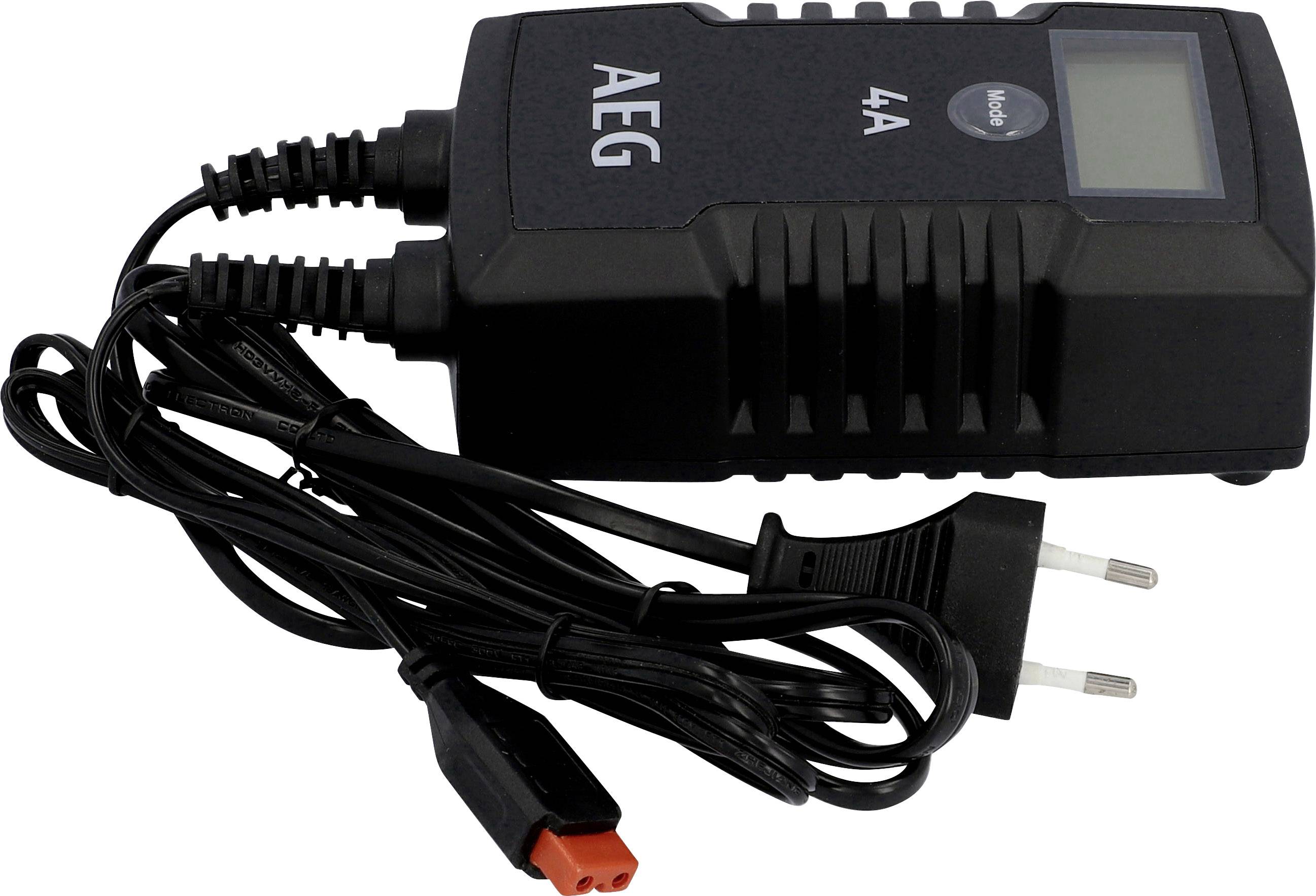 Ein schwarzes Ladegerät von AEG mit LCD-Anzeige, 4A-Stromstärke, und europäischem Netzstecker. Geignet zum Laden von Fahrzeugbatterien.
