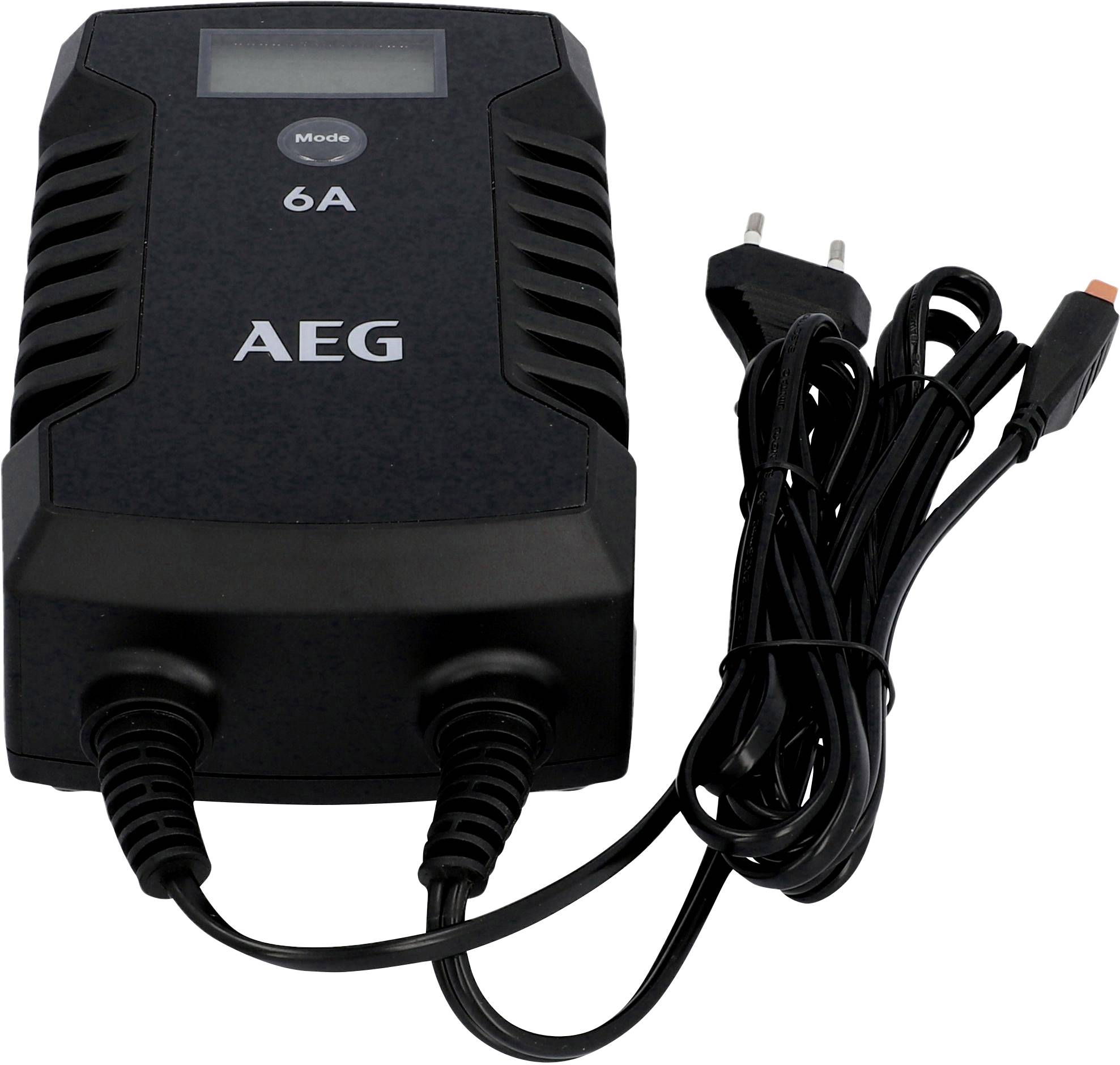 Ein schwarzes AEG-Ladegerät mit einem 6A-Stromausgang und einem Netzstecker, das zum Aufladen von Fahrzeugbatterien verwendet wird.