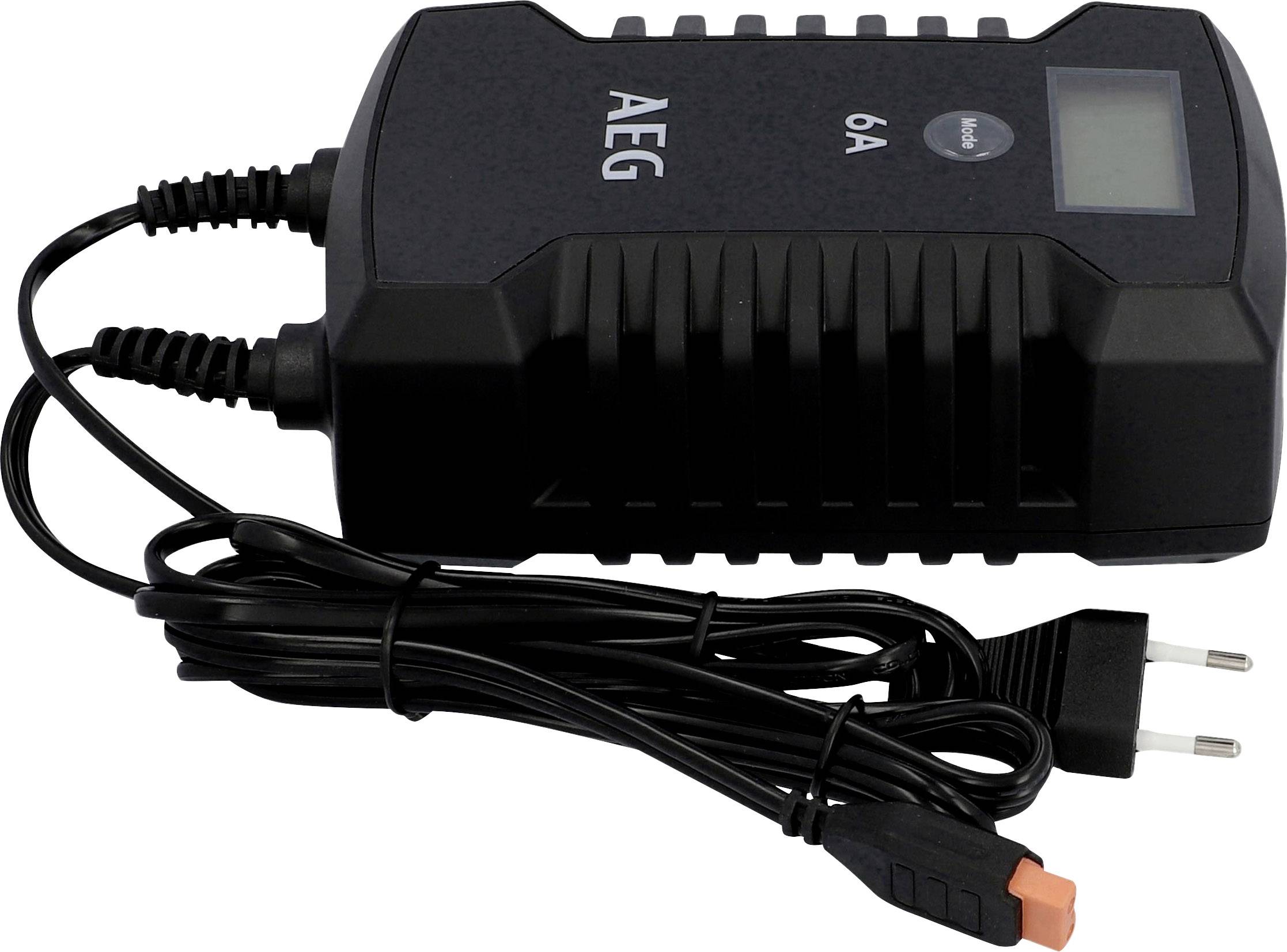 Ein schwarzes Batterieladegerät mit 'AEG 6A' Aufschrift, zwei Kabeln und einem europäischen Stecker.