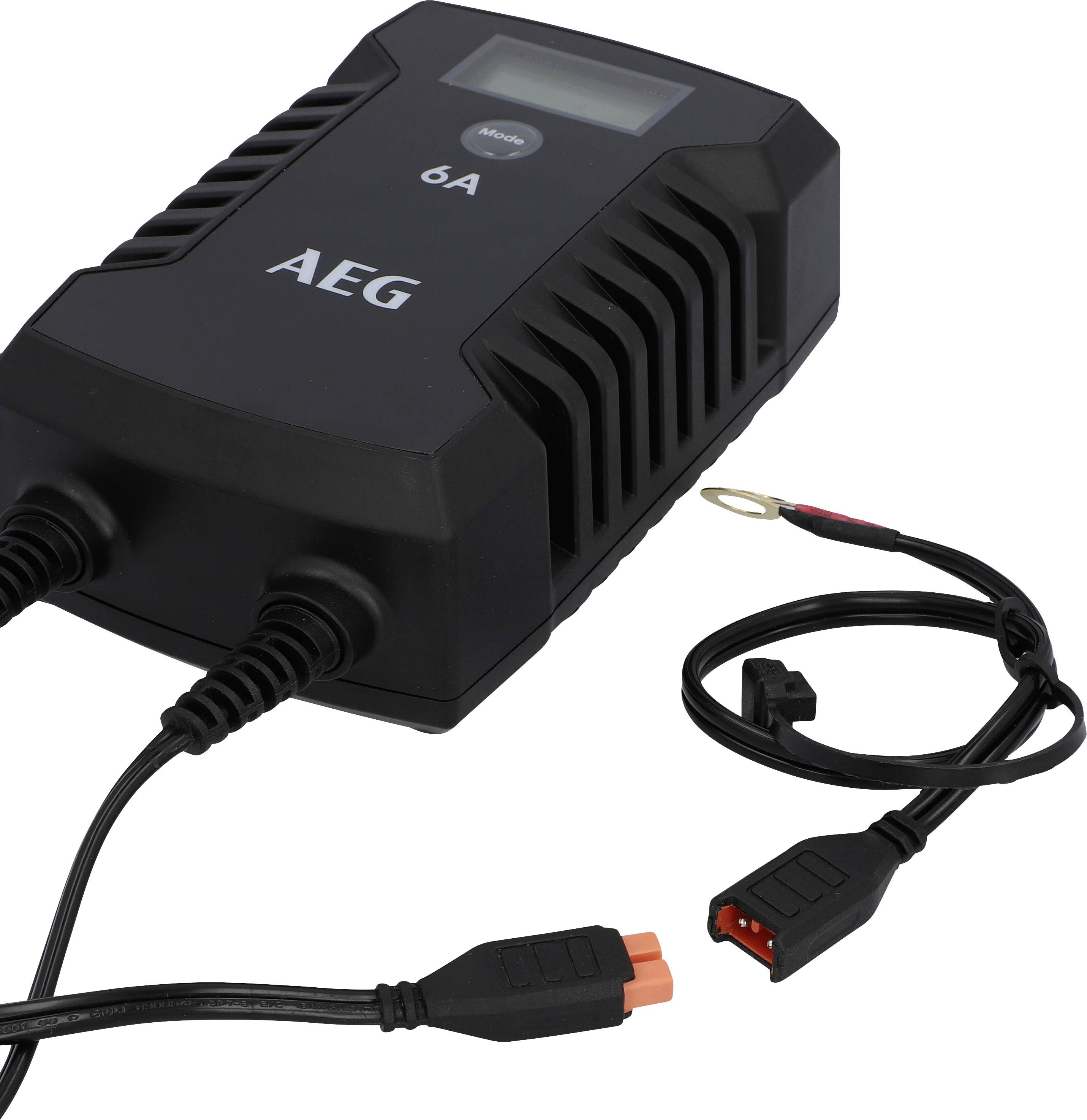 Schwarzes AEG-Autobatterieladegerät mit digitaler Anzeige und Kabel mit Klemmen für den Anschluss an eine Batterie.