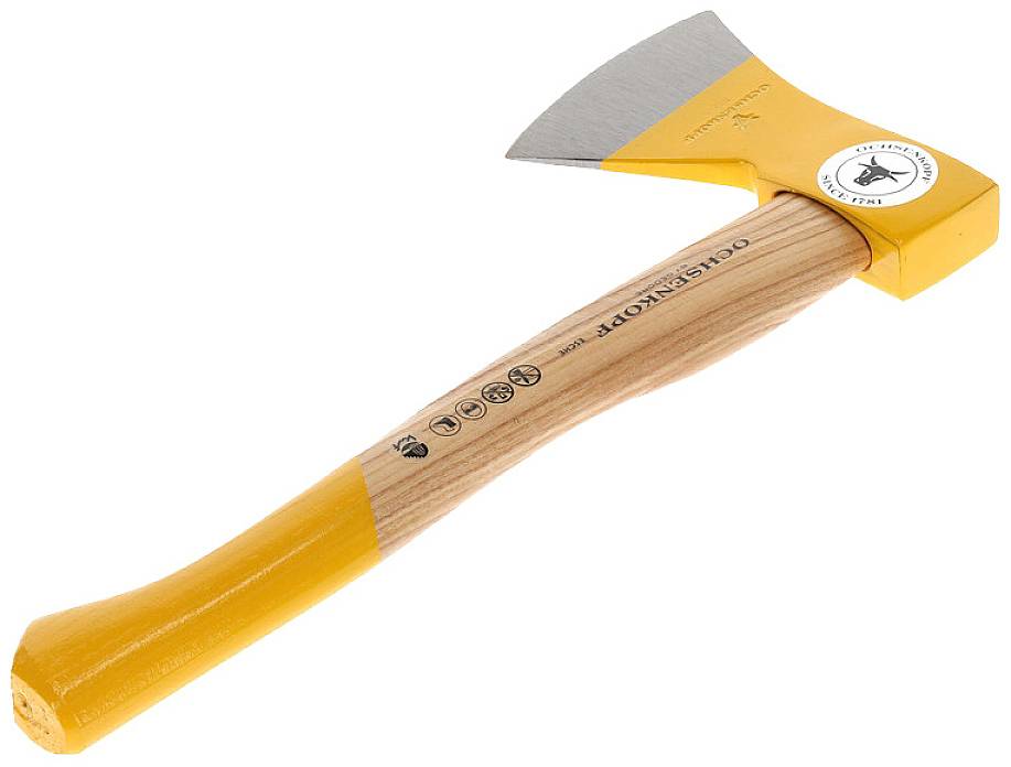 Gelbe Axt mit Holzstiel, seitlich liegend. Markierungen und Logo auf dem Stiel erkennbar.