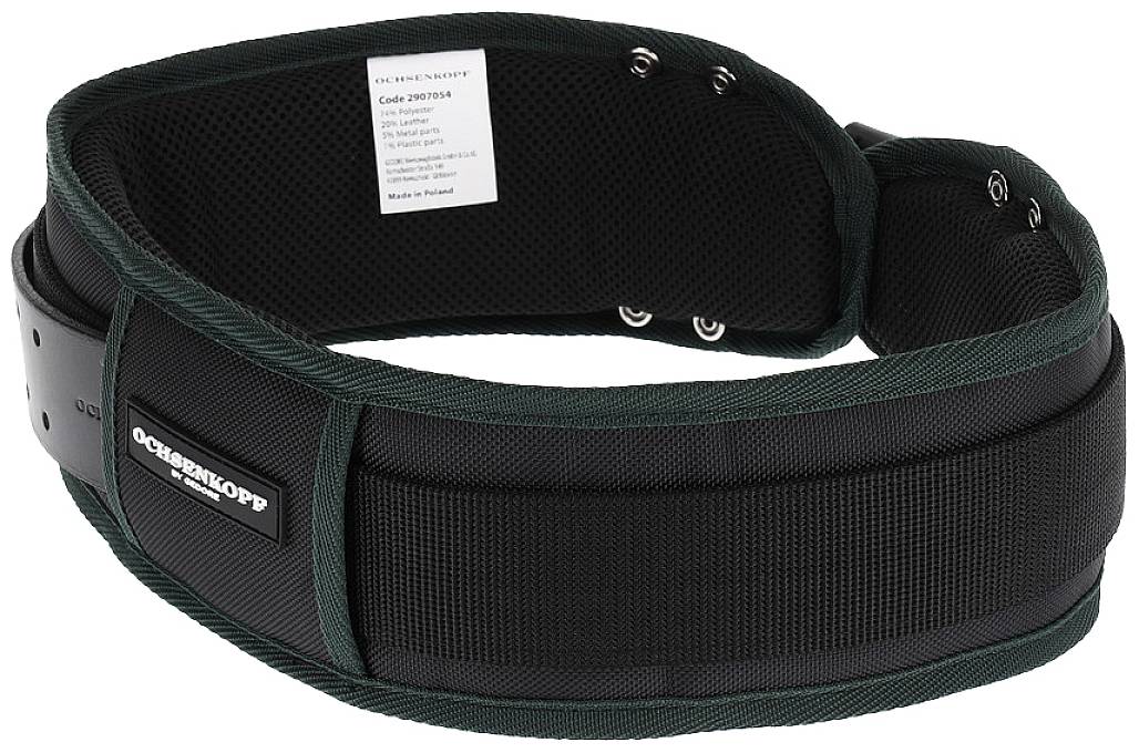 Schwarzer Gürtel mit grünen Nähten und Metallschließe, beschriftet mit 'Ochsenkopf'. In Finnland hergestellt.