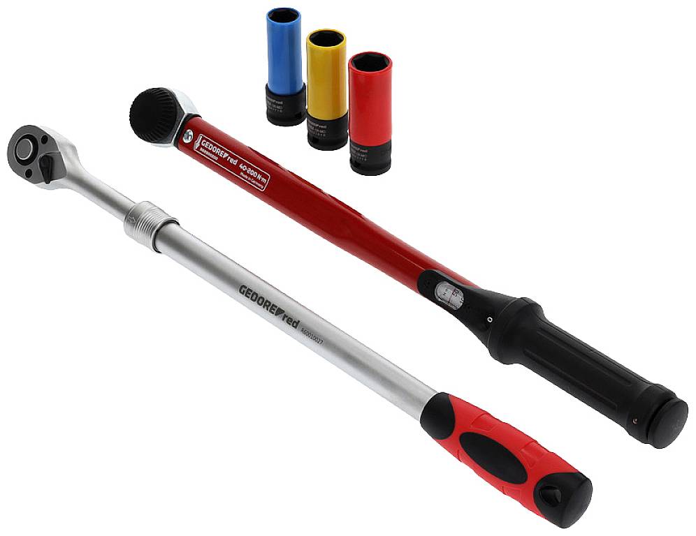 Drehmomentschlüssel mit langem Griff und drei farblich gekennzeichneten Stecknüssen in Blau, Gelb und Rot zur Kennzeichnung der Größen.