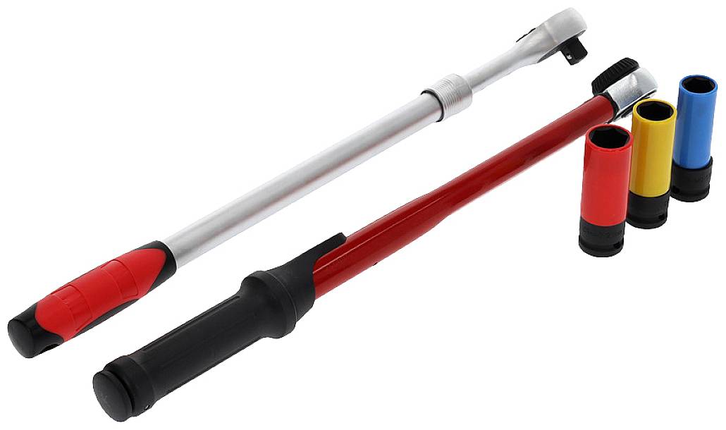 Drehmomentschlüssel und vier farbige Steckschlüsselaufsätze.