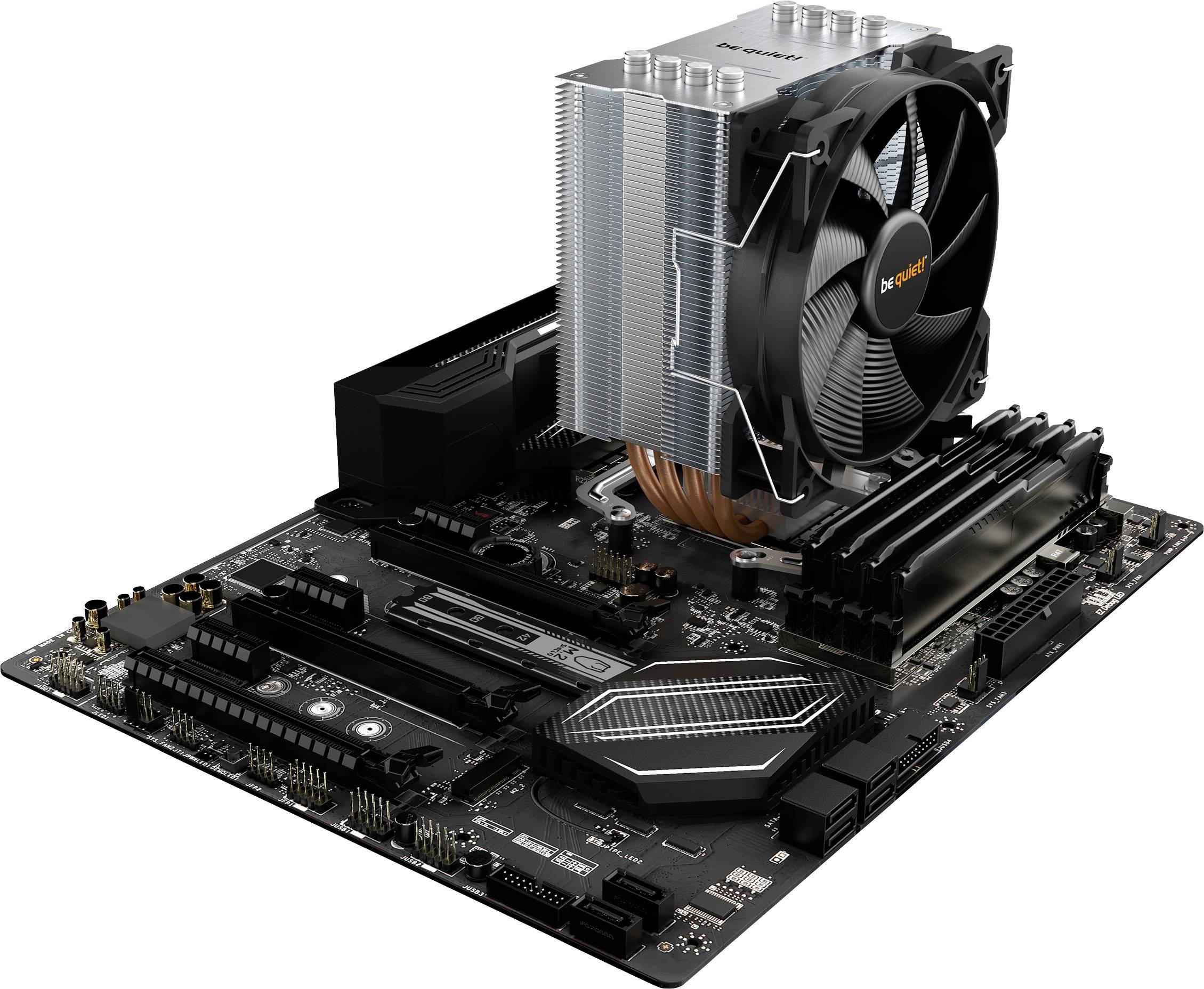 'Nahaufnahme einer Hauptplatine mit installiertem CPU-Kühler und mehreren RAM-Slots, bereit für die PC-Montage.'