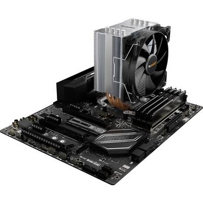 'Nahaufnahme einer Hauptplatine mit installiertem CPU-Kühler und mehreren RAM-Slots, bereit für die PC-Montage.'