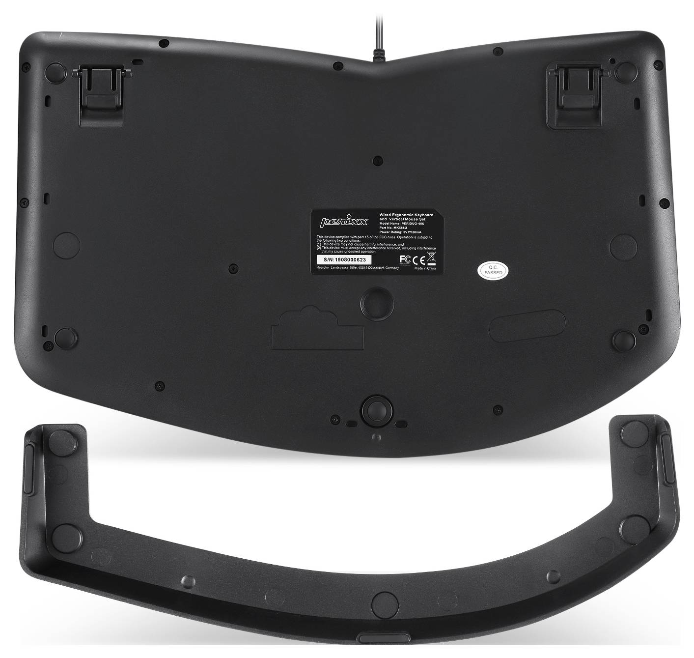 Ein schwarzes ergonomisches Tastaturteil von unten. Kabel ragt oben heraus. Zeigt Markenetikett und Füße zur Höhenverstellung.