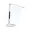 Weiße LED-Tischlampe mit integriertem digitalen Display, das Uhrzeit und Temperatur anzeigt, steht aufrecht.