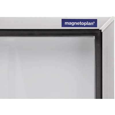 Ein weißes Magnetplan-Whiteboard mit einem Metallrahmen, in der rechten oberen Ecke befindet sich ein blaues Logo mit der Aufschrift 'magnetoplan'.