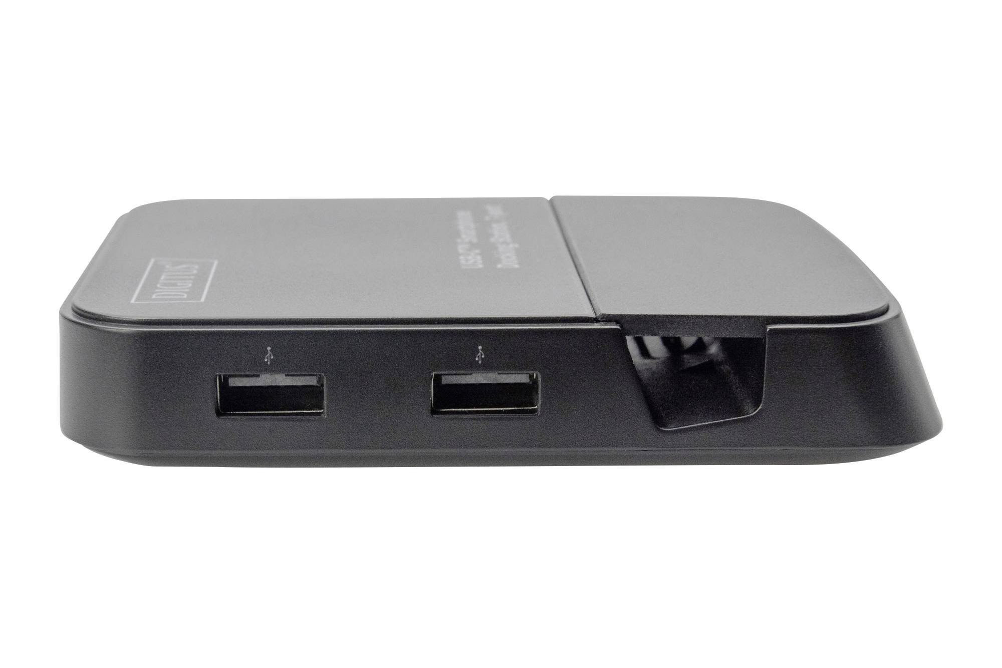 Ein schwarzes elektronisches Gerät mit zwei USB-Anschlüssen und einer seitlichen Aussparung, vermutlich ein Ladegerät oder Hub.