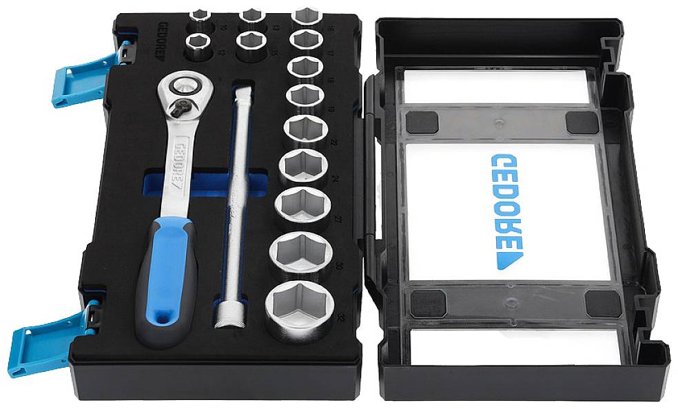 Gefüllte Werkzeugbox mit Ratsche, Verlängerungsstange, Stecknüssen in verschiedenen Größen und Schraubenschlüsseln, geöffnet gezeigt.