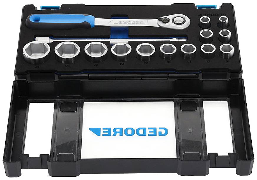 'GEDORE' Steckschlüsselsatz in schwarzer Kunststoffbox mit Ratsche, Verlängerungen und verschiedenen Stecknüssen aufgestellt.