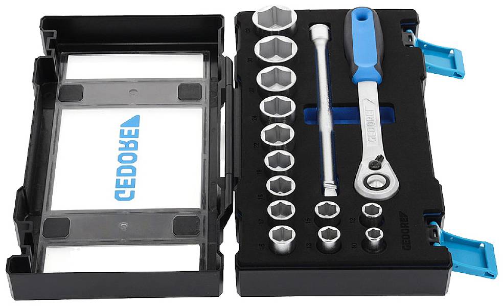 Ein geöffneter Werkzeugkasten mit mehreren Steckschlüsseln, einem Schraubenschlüssel und Adapter. Kasten mit Logo 'CEDORE'.