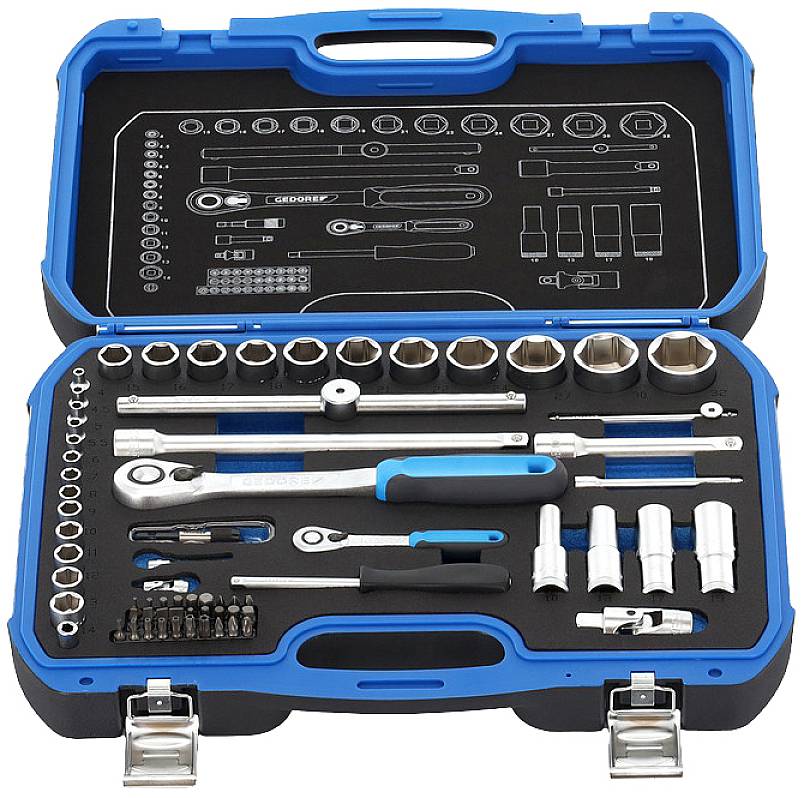 Werkzeugkoffer mit verschiedenen Schraubenschlüsseln, Ratschen, Einsätzen und Bits in geordneten Fächern für Reparaturarbeiten.