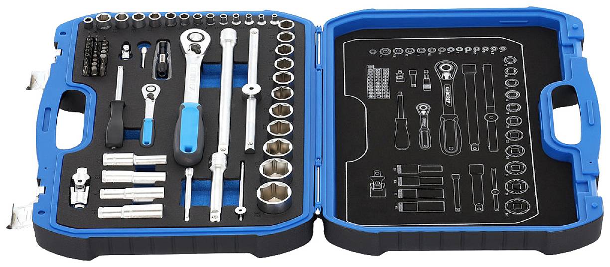 Ein offener Werkzeugkoffer mit verschiedenen Steckschlüsseln, Schraubendrehern und Werkzeugen, auf schwarzem Schaumstoff ordentlich platziert.