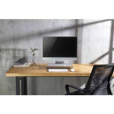 Ein moderner Computertisch mit einem Desktop-Computer, Tastatur, Maus, Pflanzenvase und Büchern auf einem hölzernen Schreibtisch.