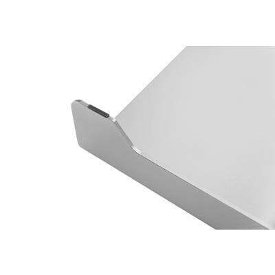 Ein silbernes, angewinkeltes Laptop-Ständer aus Metall, das eine erhöhte Position für ein Gerät bietet.