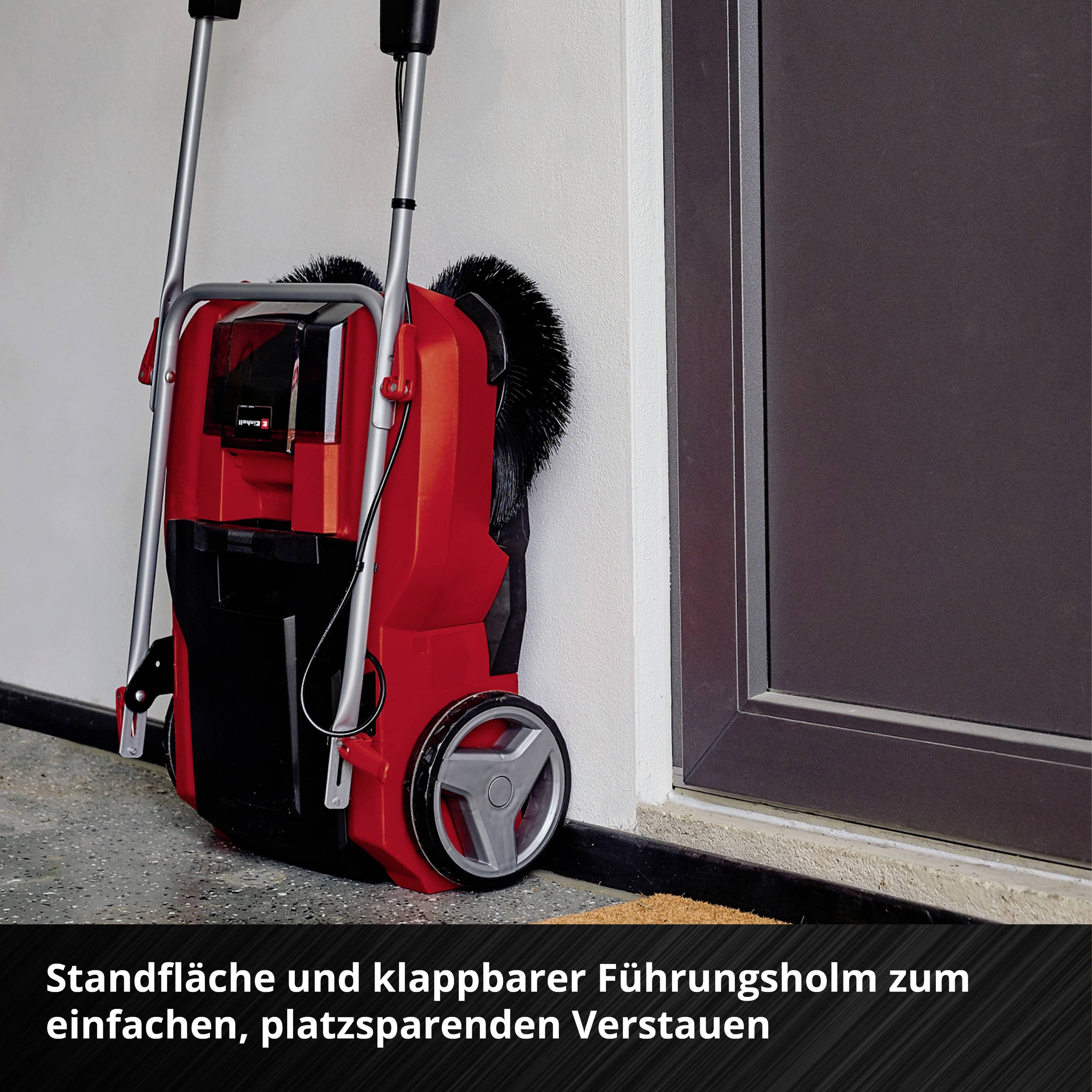 Ein roter Hochdruckreiniger mit klappbarem Griff steht neben einer Wand. Text beschreibt die einfache und platzsparende Aufbewahrung.