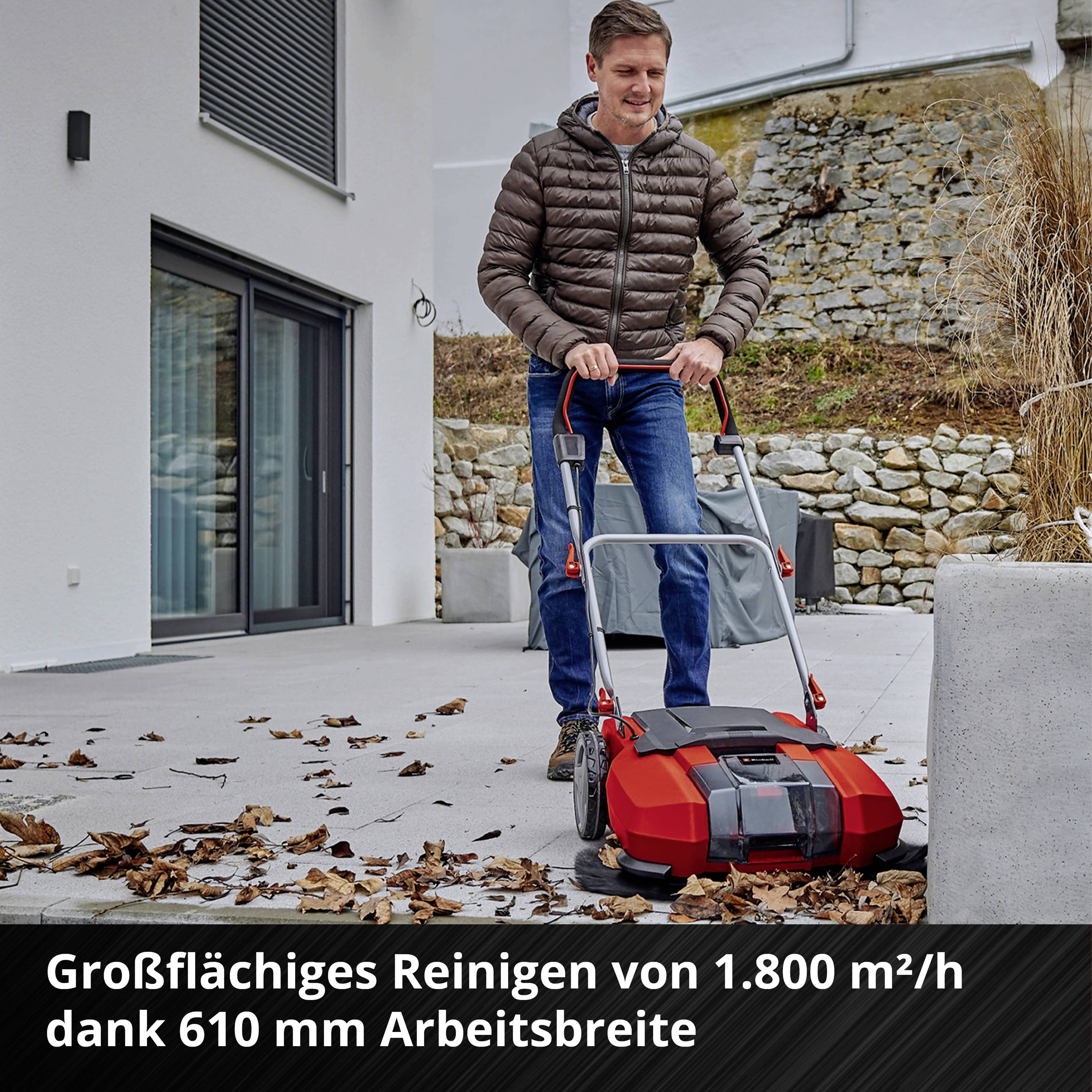 Mann schiebt eine Kehrmaschine auf einer Terrasse. Text unten: 'Großflächiges Reinigen von 1.800 m²/h dank 610 mm Arbeitsbreite'.