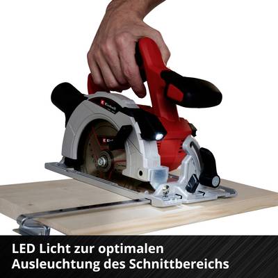 Mann benutzt eine Handkreissäge auf einem Holzstück. Text: 'LED Licht zur optimalen Ausleuchtung des Schnittbereichs'.