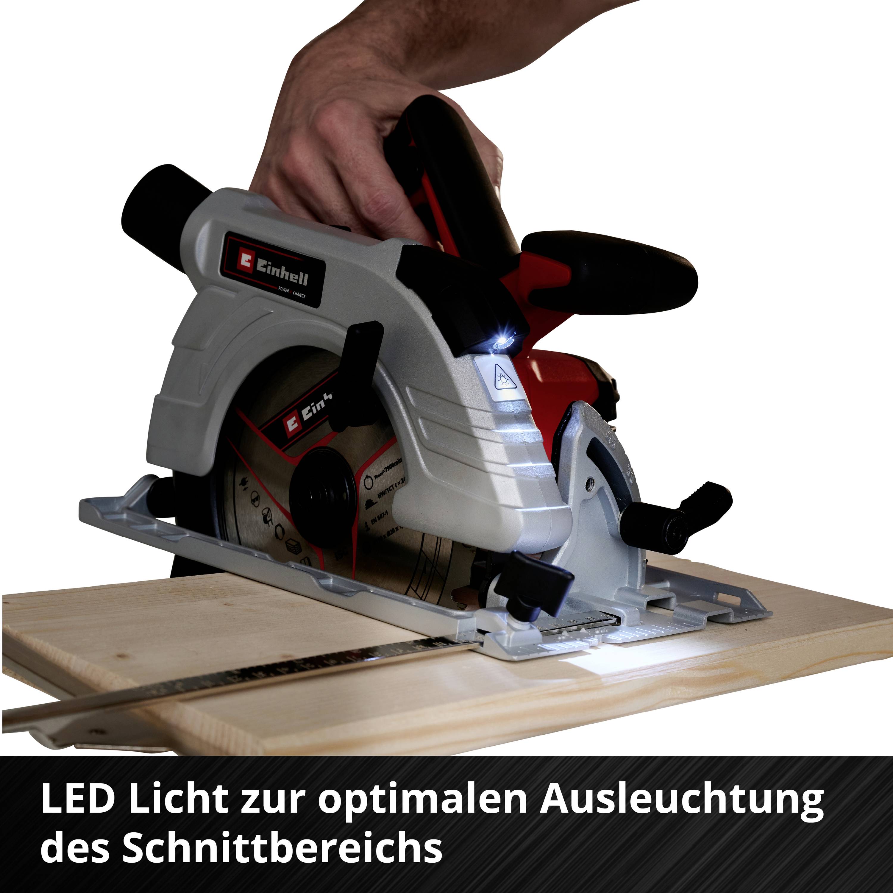 Eine Hand hält eine elektrische Handkreissäge mit LED-Licht, das das Schnittfeld auf einem Holzbrett beleuchtet.