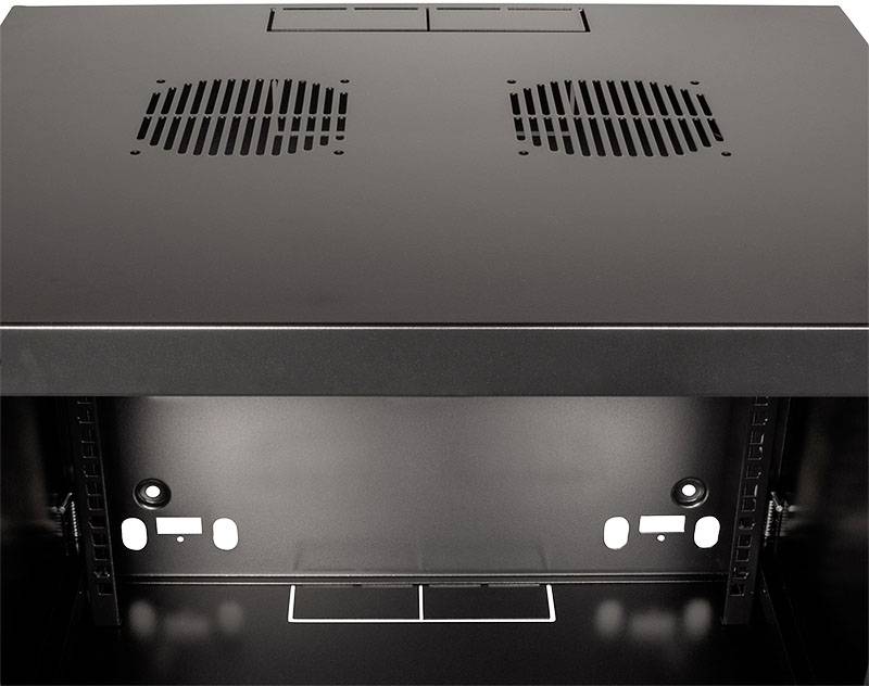 Schwarzes Computergehäuse mit zwei Lüftungsschlitzen oben; Innenansicht zeigt Montagehalterungen seitlich und zwei USB-Anschlüsse.