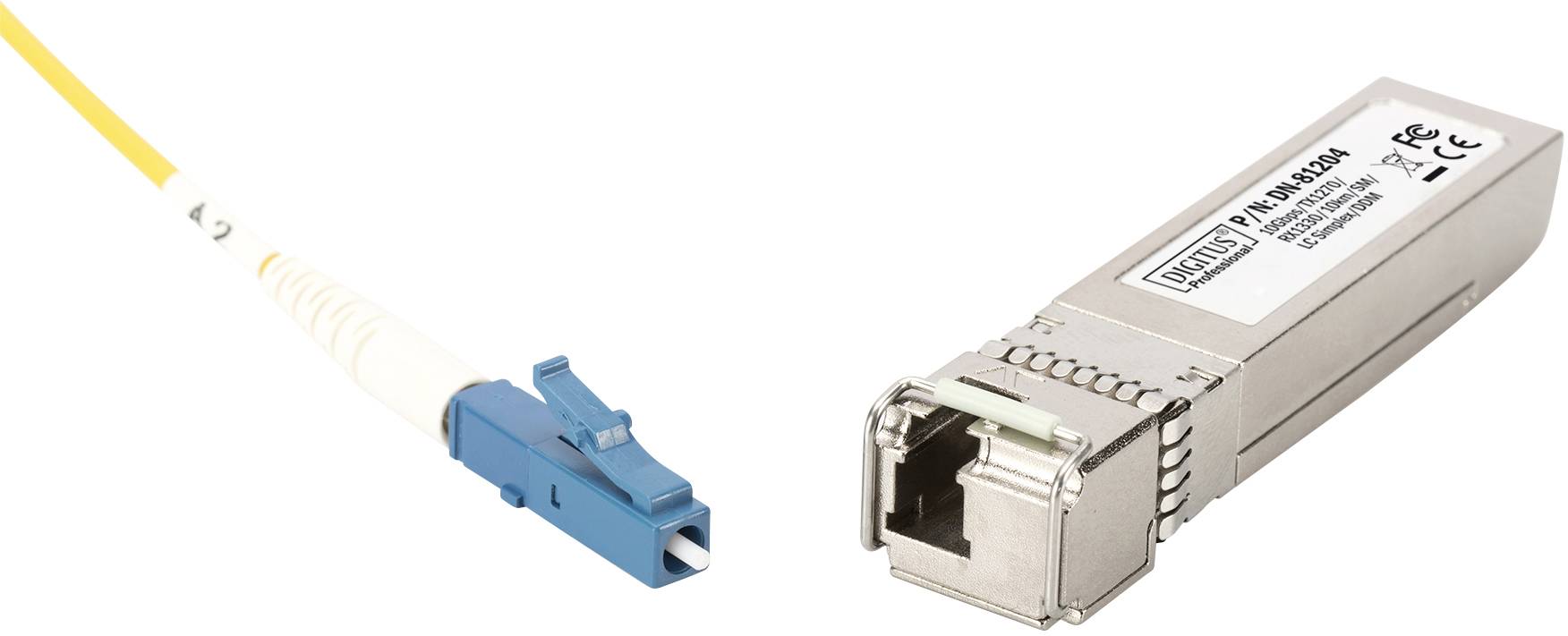 Ein gelbes Glasfaserkabel mit blauem Stecker neben einem metallischen Transceiver-Modul zum Datenübertragungszweck.
