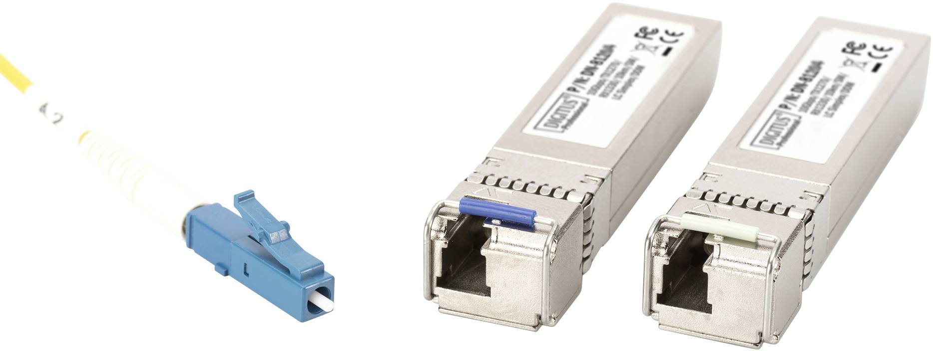 Zwei SFP-Module mit unterschiedlichen Etiketten nebeneinander. Ein gelbes Glasfaserkabel mit blauem Stecker ist angeschlossen.