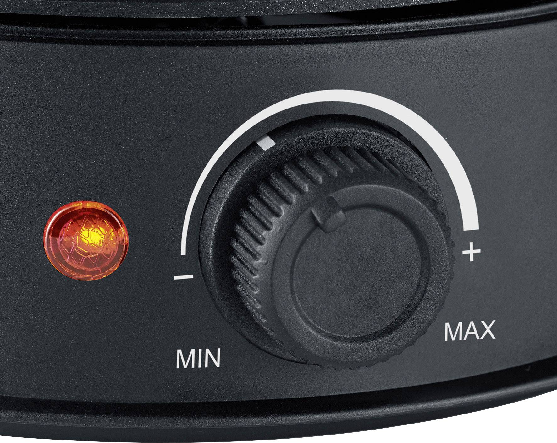 Nahaufnahme eines schwarzen Drehknopfes mit Markierungen für 'MIN' und 'MAX'. Ein rotes Licht leuchtet links davon auf.