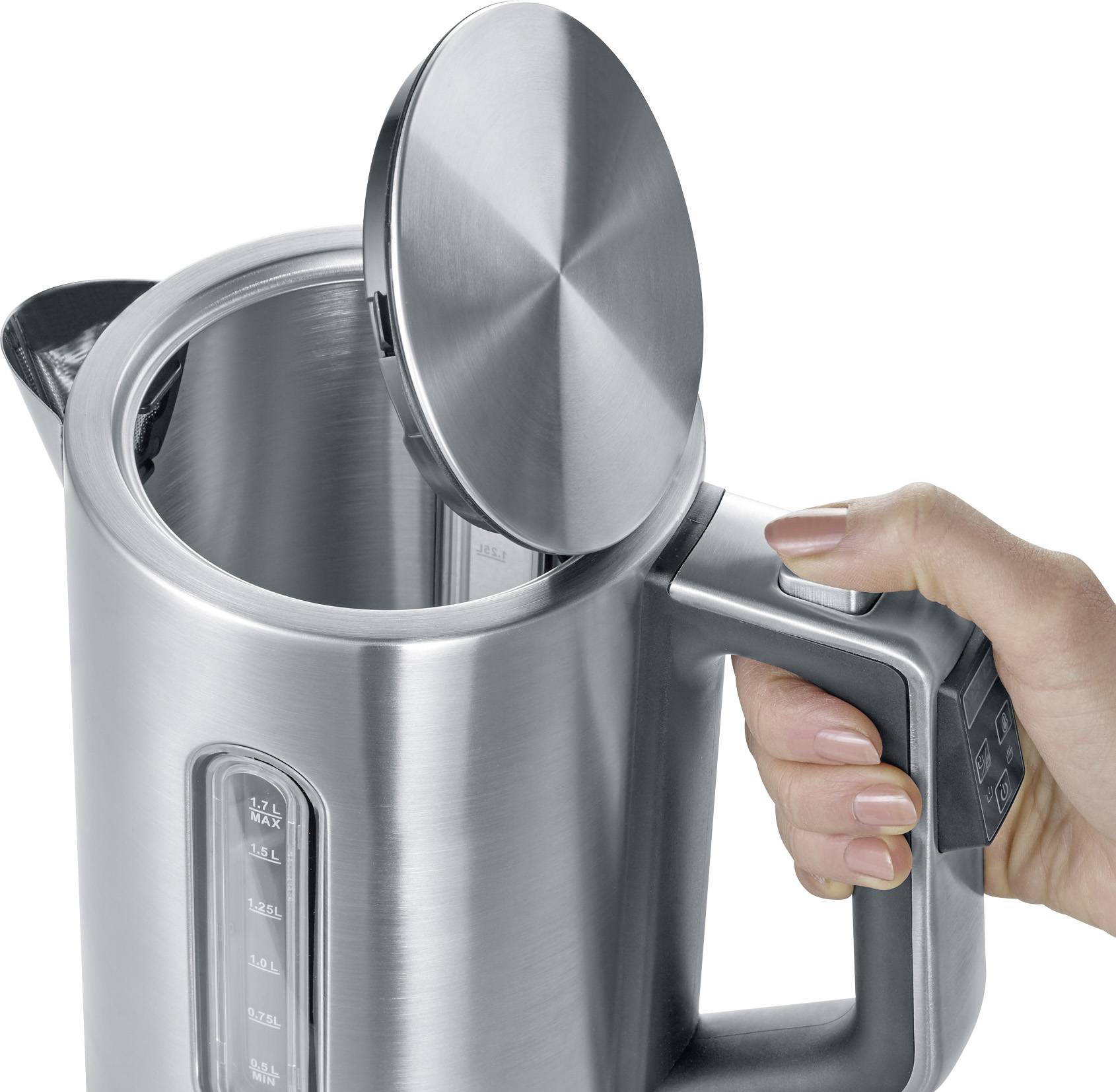 Stählerner Wasserkocher mit geöffnetem Deckel wird von einer Hand am Griff gehalten.