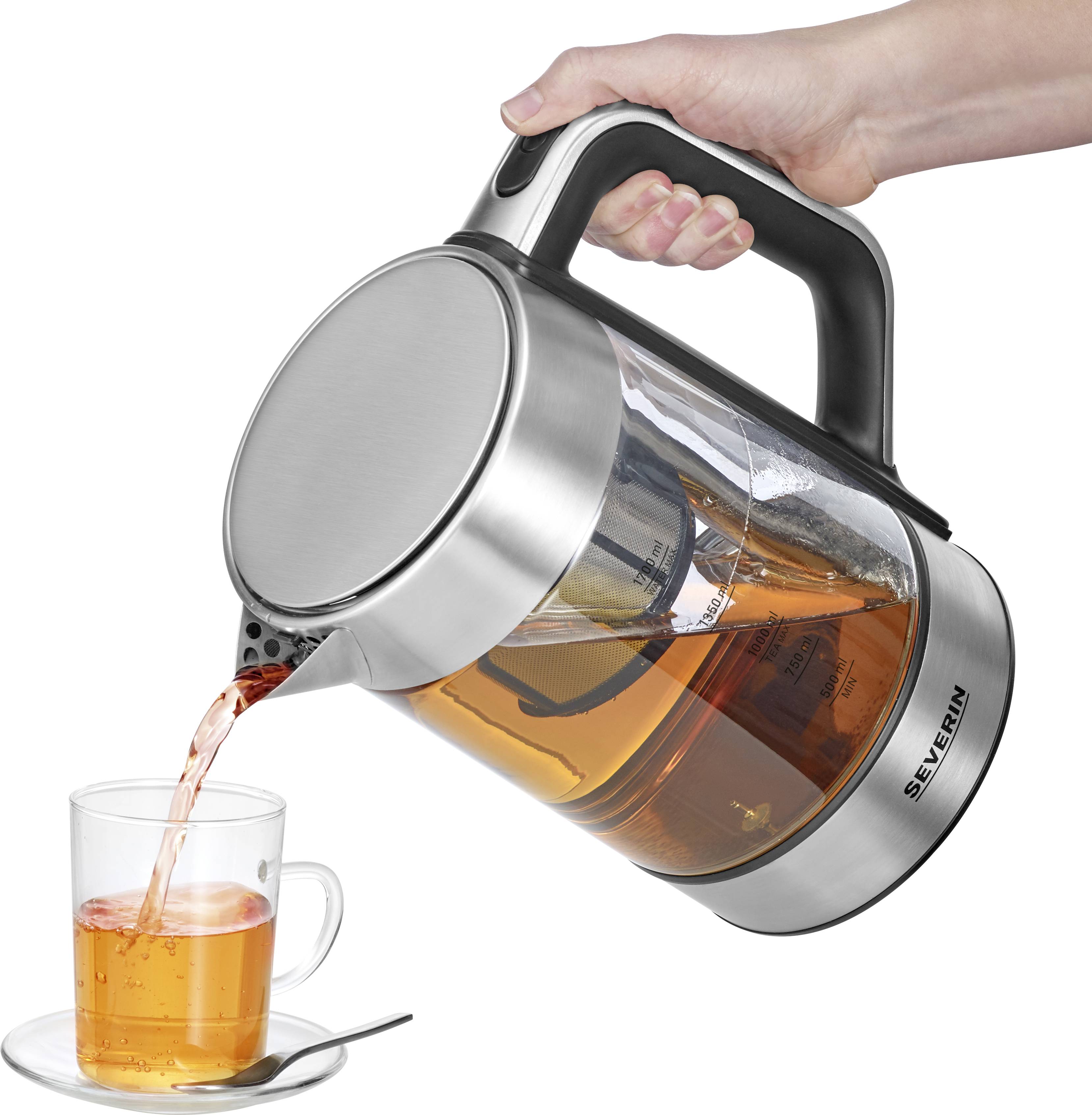 Eine Hand gießt Tee aus einem silbernen Wasserkocher in eine Tasse. Der Wasserkocher ist von der Marke Severin und hat ein modernes Design.