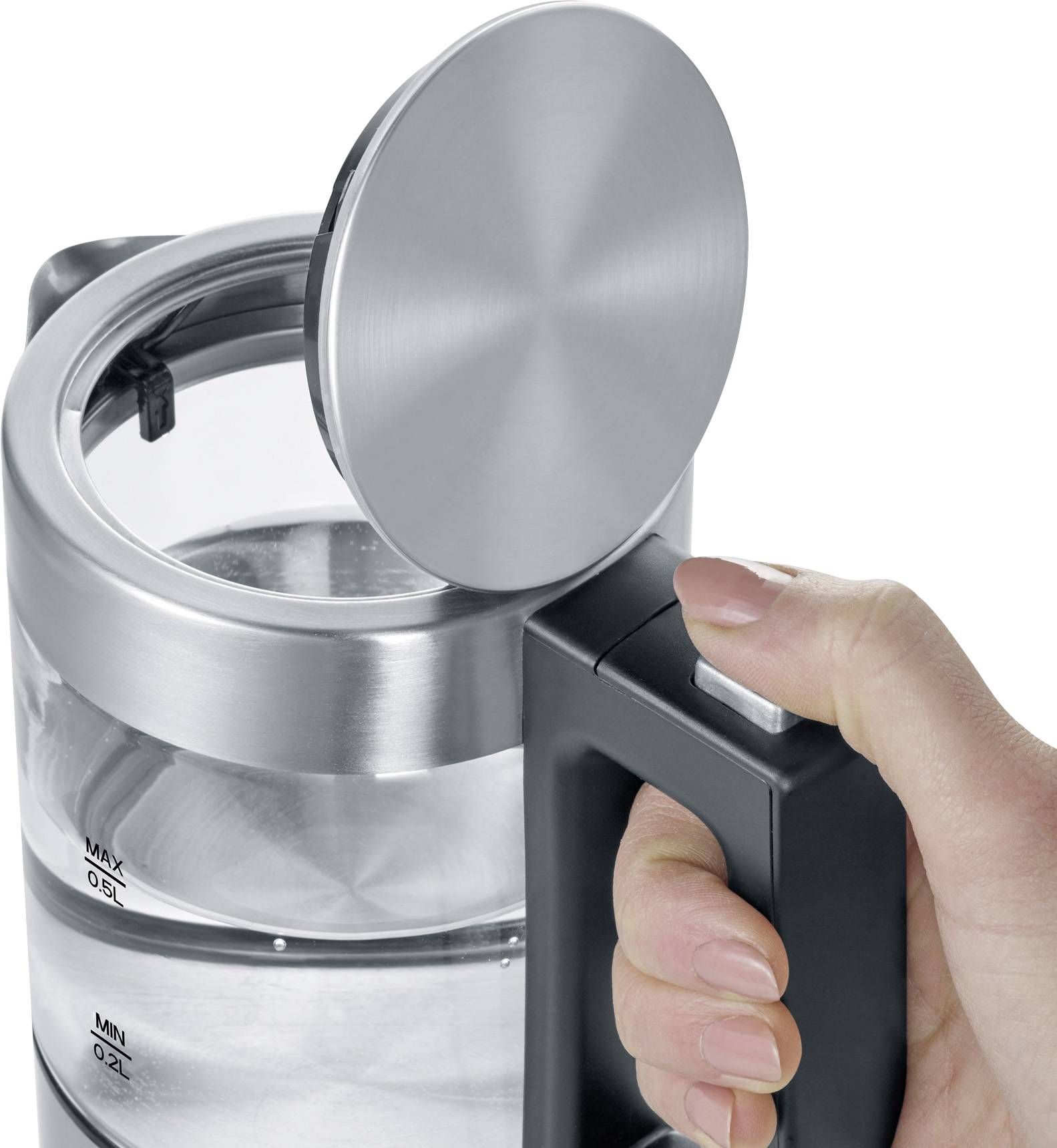Ein Wasserkocher aus Glas mit Edelstahl-Deckel wird von Hand geöffnet. Der Wasserstand ist durch Markierungen auf dem Glas sichtbar.